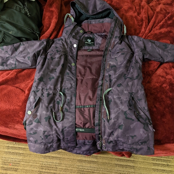 Obermeyer women's Celestia insulated magnetic camo ski jacket - Picture 3 of 6